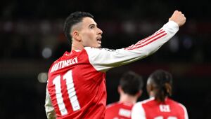 Gabriel Martinelli comemora seu gol 