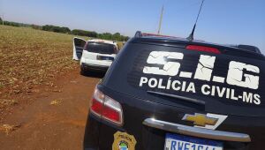 Viatura da Polícia Civil ao lado do veículo recuperado em área de chácara
