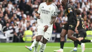 Vini Jr. perde pênalti, mas Real Madrid atropela Valencia e dispara na ponta da La Liga