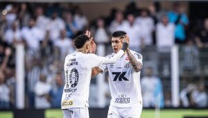 Santos é salvo por gol desviado e arranca empate sofrido com o Fortaleza na volta de Neymar