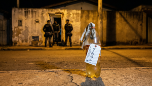 Cena de dramatização. Polícia Militar foi acionada após vizinha relatar ameaça com coquetel molotov em Campo Grande