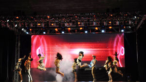 Palco montado na Praça do Rádio será o centro das batalhas de dança urbana neste sábado em Campo Grande.