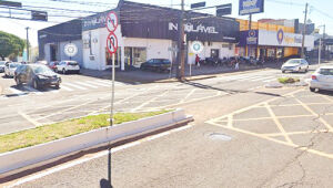 Acidente envolveu três veículos e deixou um ciclista ferido na Avenida Eduardo Elias Zahran.