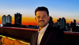 Raffael Duarte, proprietário da Busy Imóveis, apresenta o condomínio rural Terra São Francisco durante a Expogenética 2025, em Campo Grande.