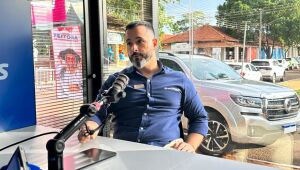 Guilherme Pereira Caldeira, supervisor da Bamaq GWM, apresenta os modelos Poer e Tank 300 durante a Expogenética 2025, reforçando o foco da marca no público do agronegócio.