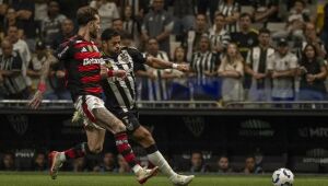 Léo Pereira e Hulk em ação durante Atlético-MG x Flamengo, pela 36ª rodada do Campeonato Brasileiro