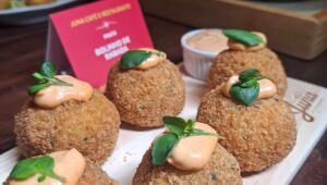 O bolinho de bacalhau do Jana Café ganhou toque especial com maionese de páprica e brotos frescos. Uma das apostas de Campo Grande no Bar em Bar.