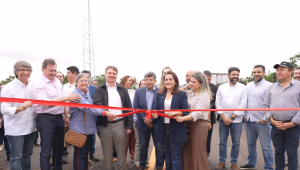 O diretor da Plaenge Urbanismo, Edison Holzmann e a prefeita Adriane Lopes inauguram o viaduto 
