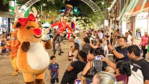 A tradicional Parada Natalina e a Família Rena voltam a encantar o público na Praça Ary Coelho, que será o palco principal do Natal dos Sonhos 2025.