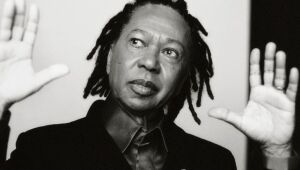 Djavan lança novo disco, fala sobre influência da geração Z e anuncia turnê de 50 anos a partir de 2026.