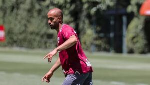 Lucas Moura, do São Paulo, sofre com dores no joelho e deve ficar fora do restante da temporada de 2025.