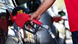 Polícia foi acionada por funcionários após frentista circular armado pelo pátio do posto