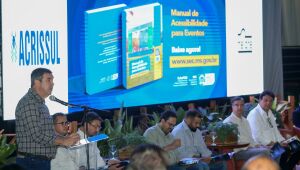 Governador Eduardo Riedel lança Guia da Acessibilidade durante abertura da Expogenética 2025, em Campo Grande.