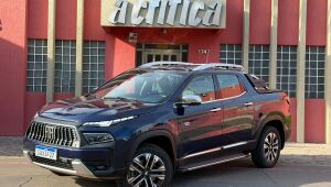Nova Fiat Toro Ranch 2026 estacionada em frente à sede do Jornal da Crítica, em Campo Grande (MS), durante os testes com o modelo cedido pela montadora.