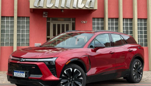 SUV elétrico da Chevrolet estacionado em frente à sede do jornal A Crítica, em Campo Grande.