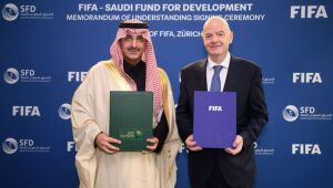 A esquerda Sultan bin Abdulrahman Al-Marshad, CEO da SFD, ao lado de Gianni Infantino, presidente da Fifa