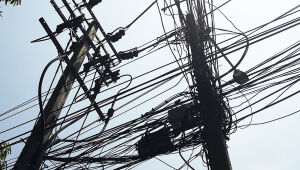 Ação retira fios irregulares no centro de Campo Grande nesta quarta, com possível impacto em serviços ilegais.