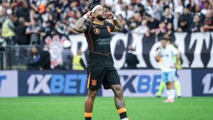 Memhpis Depay encerrou jejum de gols na vitória sobre o Grêmio pelo Brasileirão 