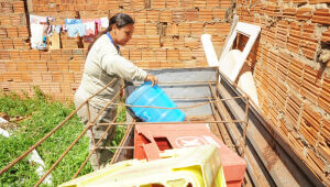 Mutirão da Prefeitura remove criadouros e orienta população sobre prevenção à dengue