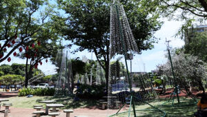 Praça Antônio João recebe decoração e se prepara para estrear o Natal Encantado Dourados dia 1º de dezembro