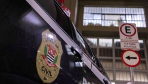 Polícia Civil afirma que furtadores e assaltantes se dirigiam ao bar, próximo à Estação da Luz, para vender aparelhos roubados 