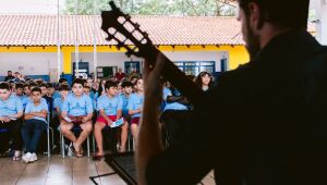 Um momento de silêncio atento: os alunos da Escola Municipal Isauro Bento Nogueira acompanham de perto a apresentação do projeto Música Erudita nas Escolas, descobrindo novos sons e possibilidades.