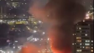 Moradores das proximidades registraram chamas e uma coluna de fumaça após a explosão