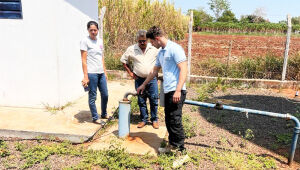 Técnico realizando medição em poço tubular ou cisterna em área rural de Mato Grosso do Sul
