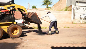 Equipes da prefeitura trabalham em ritmo acelerado para recuperação de vias danificadas pela chuva.