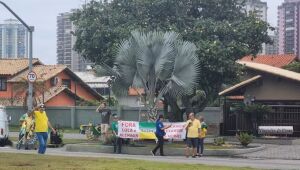 Apoiadores de Bolsonaro protestam em frente ao condomínio Vivendas da Barra, na Barra da Tijuca, neste domingo.