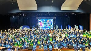 Atletas e técnicos celebram junto as autoridades presentes a entrega dos kits da edição 2026 dos programas Bolsa Atleta e Bolsa Técnico.