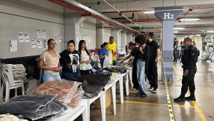 Movimento do primeiro dia do Bazar Solidário do ISMAC, realizado no estacionamento do Comper Itanhangá