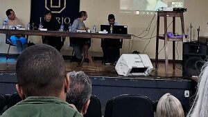 Homenagem; Especilistas debatem Manoel de Barros a partir do auditório da Univerisada do Rio (UNIRIO).