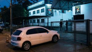 Dramatização do ocorrido. Motorista foi preso após seguir viatura e bloquear entrada do Batalhão de Choque com o carro.