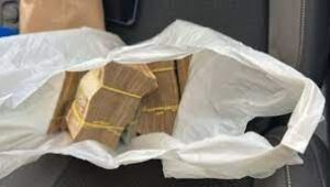 Pacote com maços de dinheiro apreendido pela Polícia Federal durante flagrante de propina em Campo Grande. Quantia totalizava R$ 160 mil.  