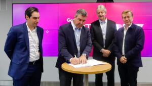 Governador Eduardo Riedel durante assinatura de acordo com o Google para acelerar digitalização em MS.