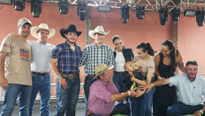 Menino curado de câncer abre leilão em Campo Grande com a imagem de Nossa Senhora Aparecida, simbolizando a união da comunidade na luta contra o câncer