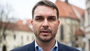 Flávio Bolsonaro após visita ao pai na PF: críticas ao STF por demora em liberar cirurgia.