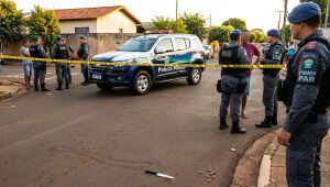 Confronto entre homem e policial em rua da Vila Planalto terminou com feridos após agressão com faca e resposta com disparos.