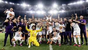 Osmar Stábile comemora o título da Copa do Brasil com o elenco do Corinthians, enquanto premiação vira peça-chave no plano para aliviar as finanças.