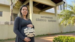 Gestante posa em frente à Maternidade Cândido Mariano com nomes que aparecem entre os mais registrados em Campo Grande em 2025, segundo dados dos cartórios.
