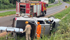 Caminhonete saiu da pista e capotou na MS-134, em Batayporã; mulher ficou presa às ferragens e foi levada para hospital em Nova Andradina
