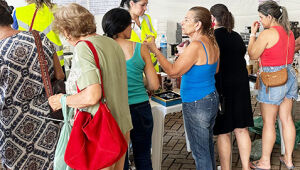 Movimento intenso no Bazar do Bem do Hospital de Câncer Alfredo Abrão; vendas vão ajudar a financiar a nova sala de radioterapia em Campo Grande.