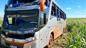 Ônibus que seguia de Cuiabá para Cascavel tombou às margens da BR-163, em Sonora; duas pessoas morreram e mais de 30 ficaram feridas.