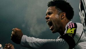 Juventus derrota o Pisa por 2 a 0, com um gol contra, e se aproxima do topo no Italiano