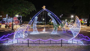 Jardim de Natal em Corumbá sofre com cortes de fiação e danos à decoração, e prefeitura pede apoio da população para evitar novos atos de vandalismo.