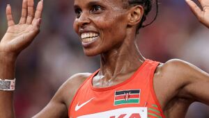 Aos 28 anos, Sisilia Ginoka Panga vence a 100ª edição da Corrida Internacional de São Silvestre, em São Paulo.