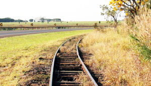 Ferrovia Malha Oeste volta à pauta e terá concessão leiloada em julho de 2026, segundo o governo federal.