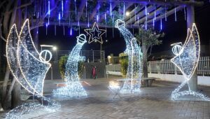 Avenidas centrais de Nioaque ganham iluminação natalina com o acendimento oficial do 