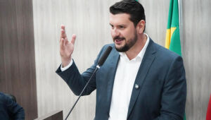 Na última sessão ordinária de 2025, prefeito André Guimarães apresentou balanço com foco na redução da dívida e investimentos no município.